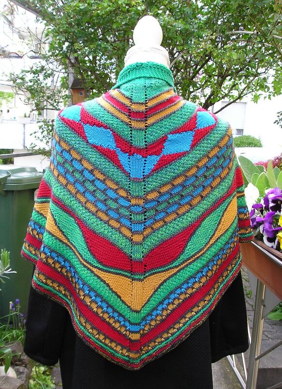 Gestricktes mehrfarbiges Dreieckstuch mit Chevron- und Streifenmuster, Rückansicht