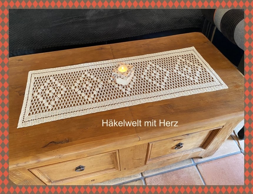 Weißer rechteckiger Filet-Häkelläufer mit wiederholten Herzmotiven auf Holztisch