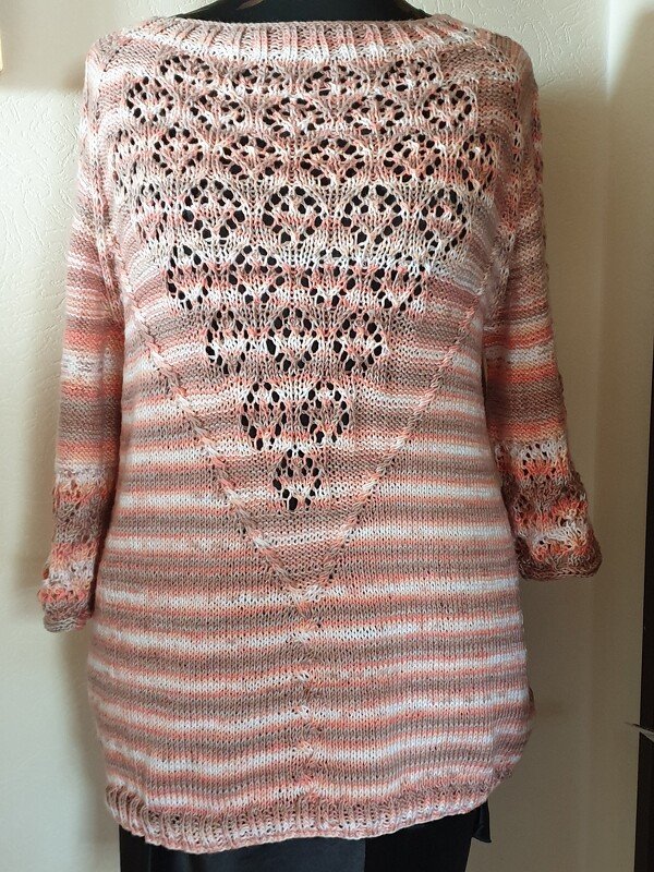 Strickpullover in Lachsrosa, Weiß und Braun mit V‑Ajourmuster und horizontalen Streifen