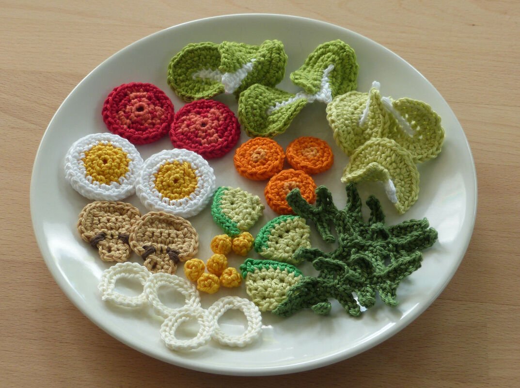 Häkelanleitung für einen gemischten Salat für die Kinderküche