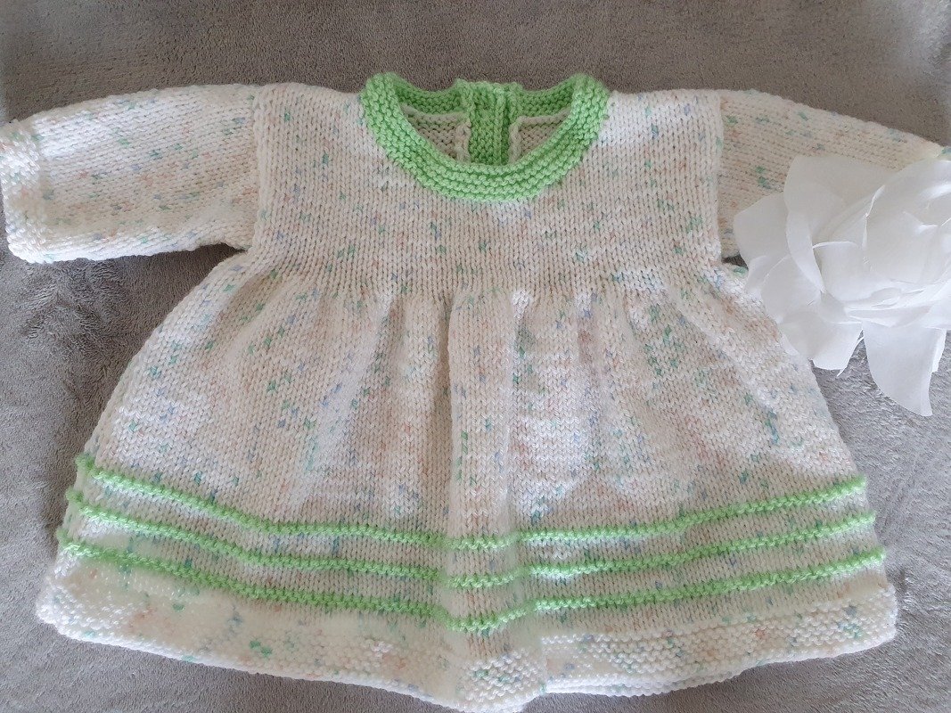 Strickanleitung für ein Babykleidchen in der Größe 56/62!