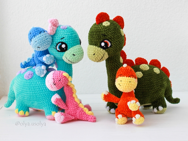 Dinosaur Family Crochet pattern: Dino parents (boy & girl), dino child