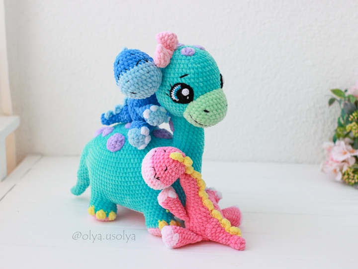Dinosaur Family Crochet pattern: Dino parents (boy & girl), dino child