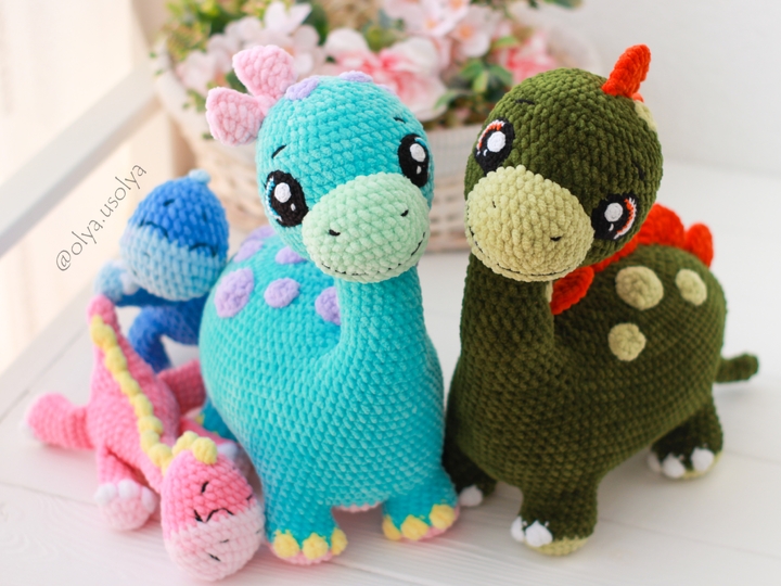 Dinosaur Family Crochet pattern: Dino parents (boy & girl), dino child