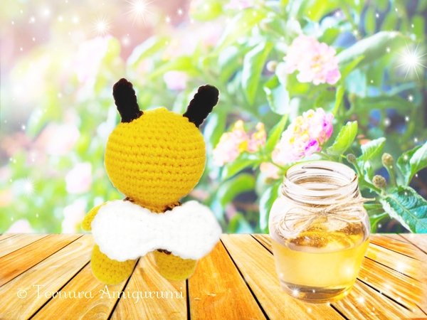 Crochet pattern lovely bee