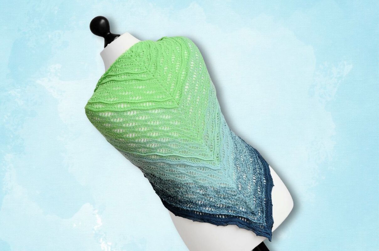 Gehäkeltes Dreieckstuch auf Schaufensterpuppe, Farbverlauf Grün zu Blau, Wellenlochmuster