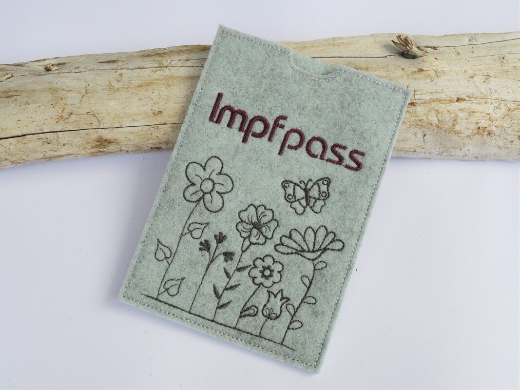 Helle Filz-Impfpass-Hülle mit gesticktem Schriftzug 'Impfpass' und Blumenmotiv