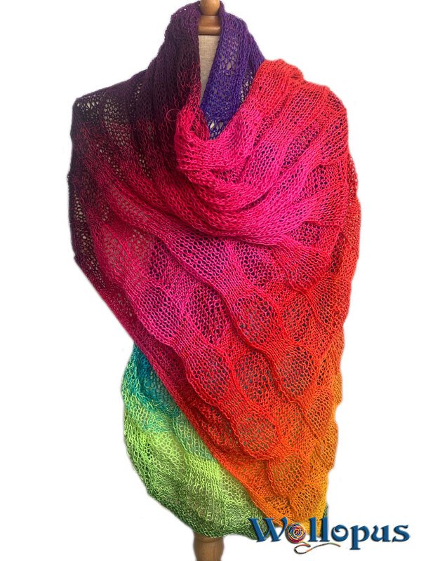 Gestrickter Schal mit Farbverlauf von Violett über Pink und Rot bis Grün, mit Wellenmuster auf einer Schaufensterpuppe