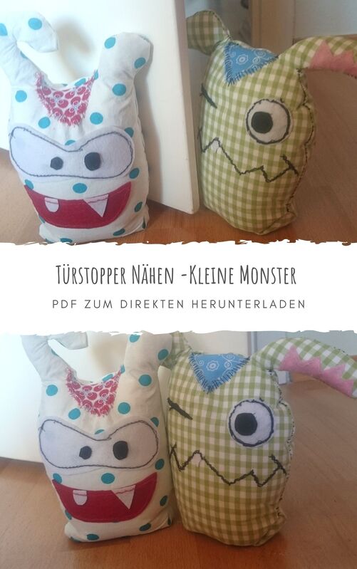Zwei gefüllte Monster-Türstopper aus Stoff mit applizierten Augen und Zähnen, neben einer Tür platziert