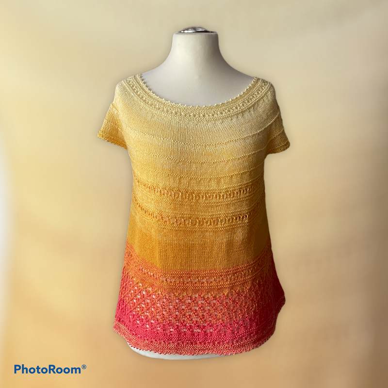 Gestricktes Damen-Shirt mit Farbverlauf von Gelb zu Pink, Lochmuster und Rundhalsausschnitt auf Schaufensterpuppe