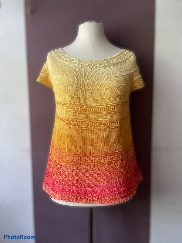 Gestricktes Damen-Shirt in Gelb-zu-Orange auf Schneiderpuppe, Rundhals und Lochmuster am Saum