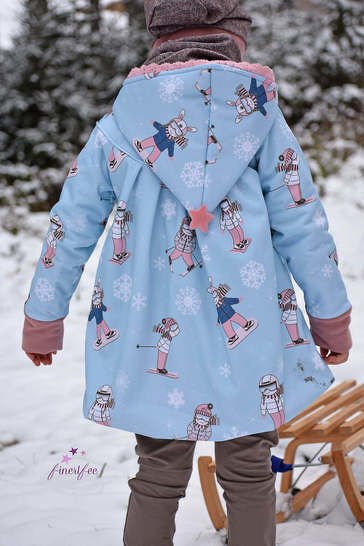 Rückansicht eines Kindes in hellblauer Kapuzenjacke mit Schneeflocken- und Wintersportmotiv