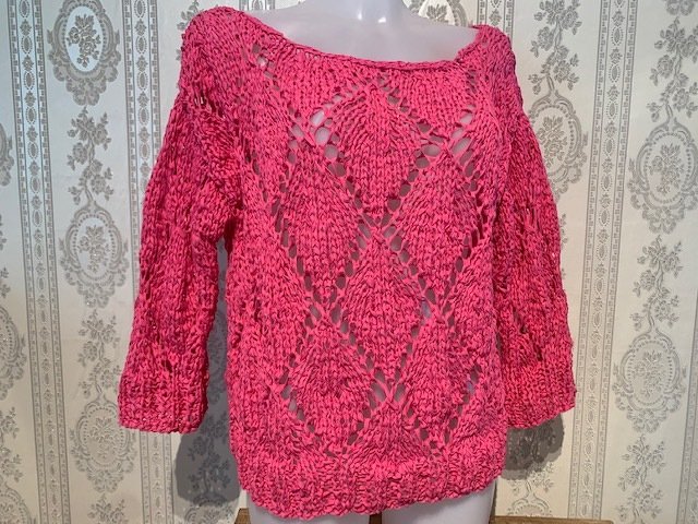 Pink gestrickter Damenpullover mit diamantförmigem Ajourmuster auf Büste