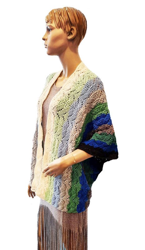 Mannequin trägt einen gestrickten, mehrfarbigen Seelenwärmer mit Wellenmuster und kurzen Ärmeln