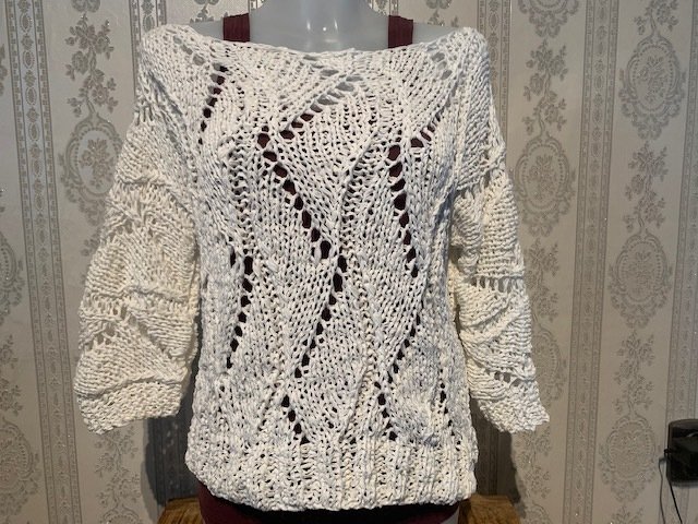 Heller Damenpullover mit weitem Ausschnitt und offenem Zickzack-Ajourmuster, 3/4-Ärmel