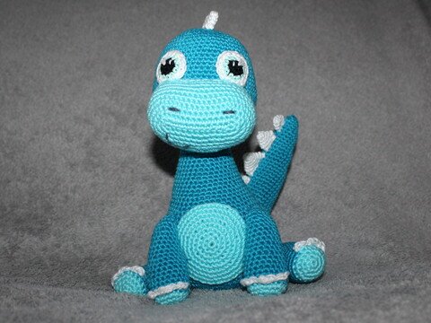 Crochet Baby Dino Olaf – a Little Dino with White Spikes (EN & DE)
