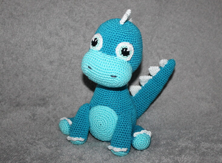 Crochet Baby Dino Olaf – a Little Dino with White Spikes (EN & DE)