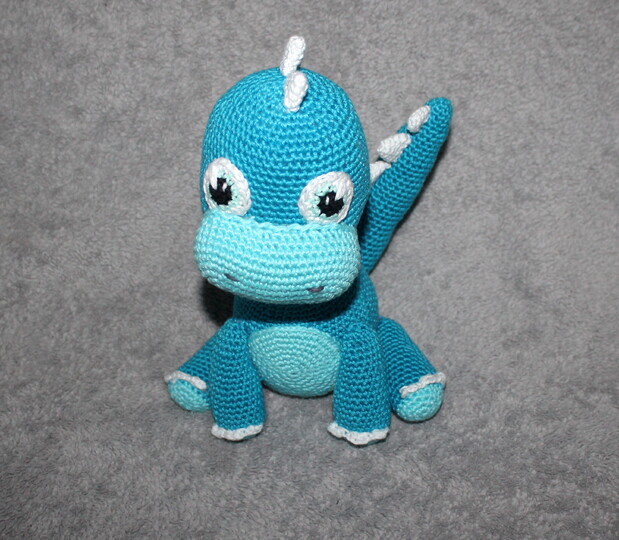 Crochet Baby Dino Olaf – a Little Dino with White Spikes (EN & DE)