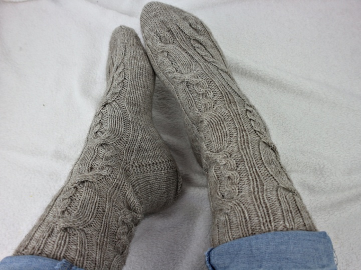 Strickanleitung Socken mit Zopfmuster – raffinierte Zopfsocken