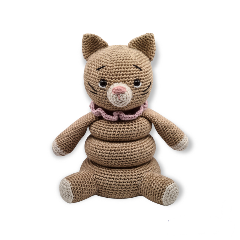 Beige gehäkelte Babykatze mit ringförmigem Körper und rosa Halskrause
