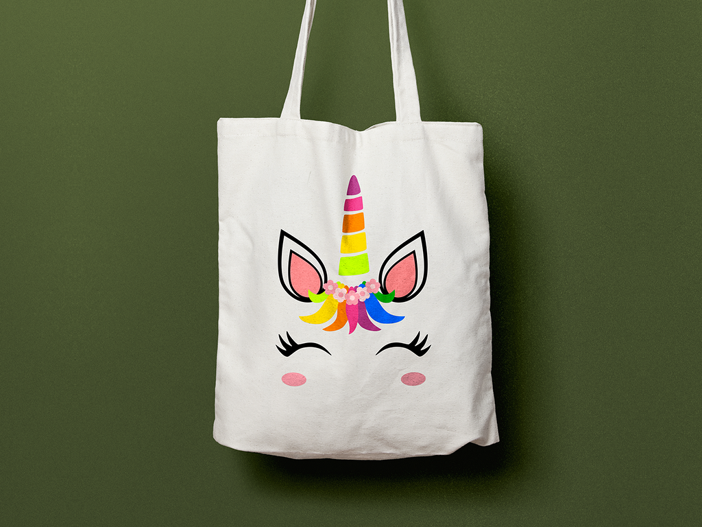 Weiße Stofftasche mit buntem Einhorn-Gesicht, Regenbogenhorn und Blumenkranz