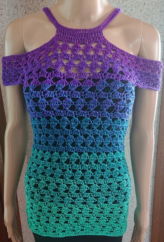 Schulterfreies gehäkeltes Damen‑Shirt mit lila‑türkisem Farbverlauf auf Schaufensterpuppe