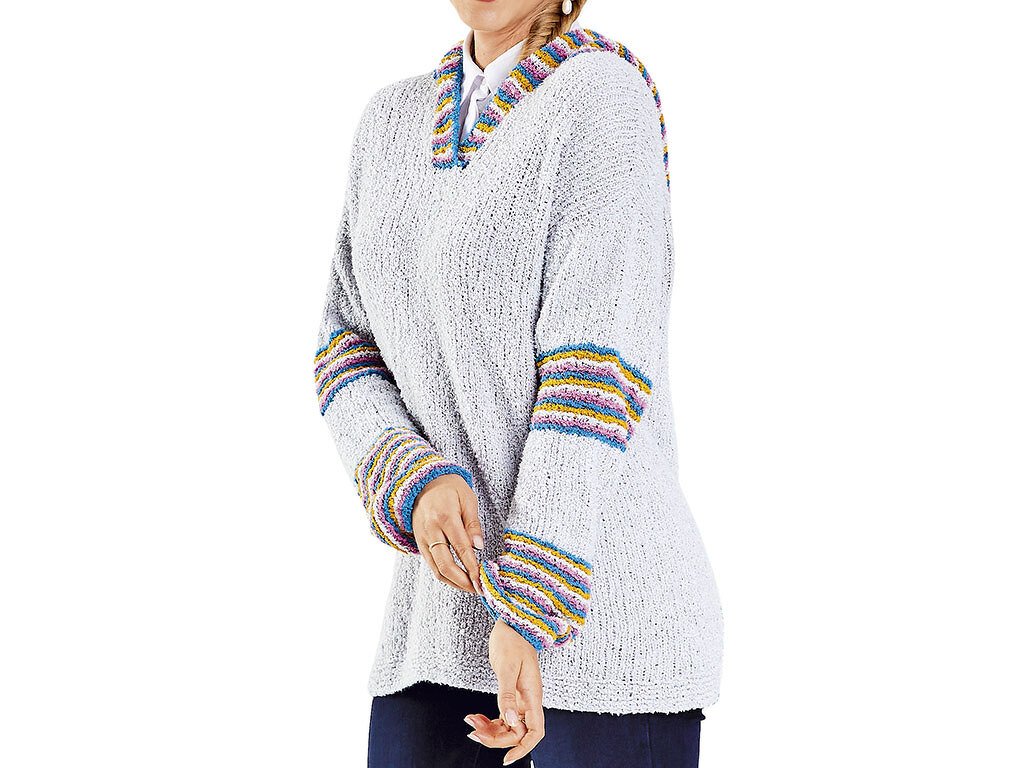 Hellgrauer, locker gestrickter Damenpullover mit V-Ausschnitt und mehrfarbigen Streifen an Ellenbogen und Bündchen