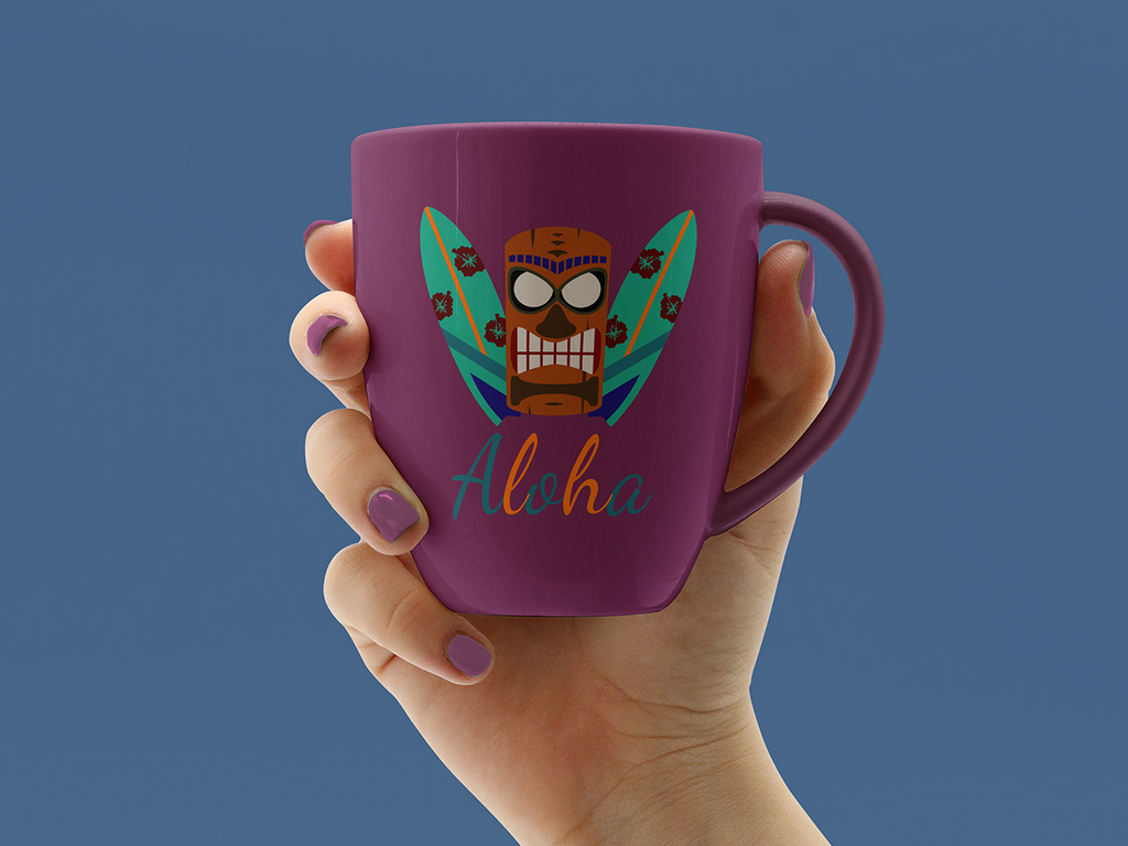Hand hält eine violette Tasse mit tropischem Tiki-Design, Surfbrettern und dem Schriftzug "Aloha".