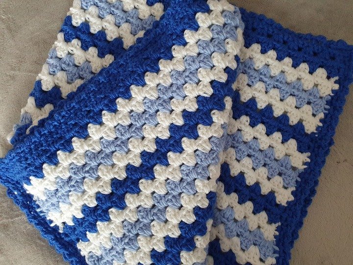 Häkelanleitung Babydecke in drei Farben im Granny Style!