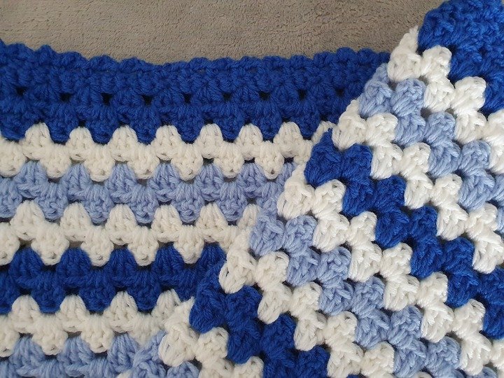 Häkelanleitung Babydecke in drei Farben im Granny Style!