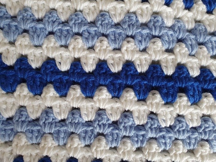 Häkelanleitung Babydecke in drei Farben im Granny Style!