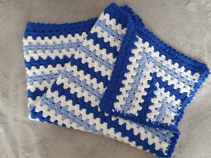 Häkelanleitung Babydecke in drei Farben im Granny Style!