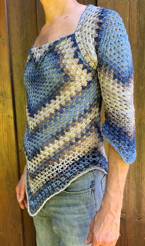 Gehäkeltes Damen‑Shirt mit diagonalen Streifen in Blau und Creme, Ajourmuster, 3/4‑Ärmeln