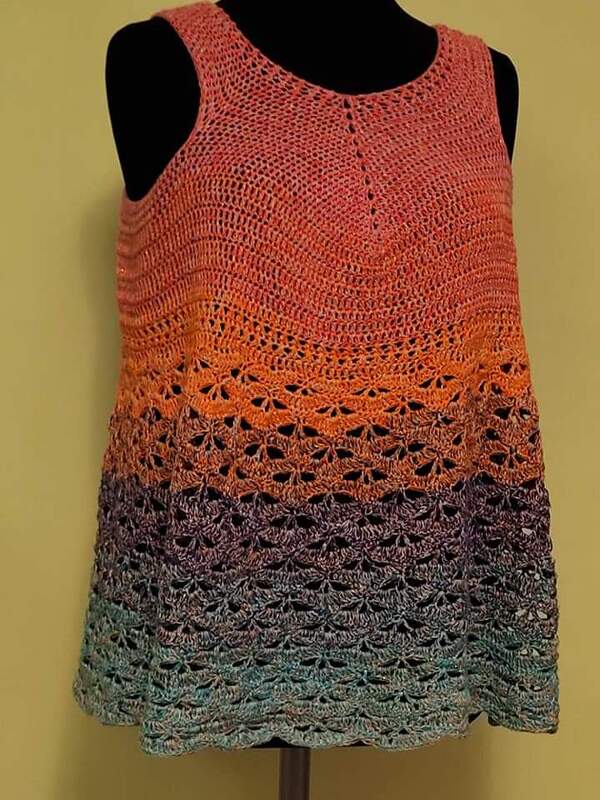 Ärmelloses Häkelshirt mit abgestuftem Farbverlauf und Muschelmuster am Saum