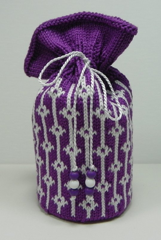 Gestrickter lila-weißer Beutel mit Muster, Kordelzug und Perlen