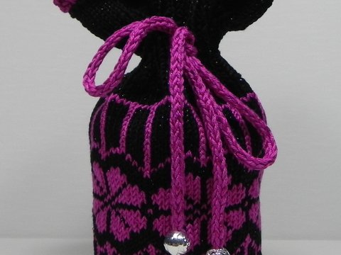 Geschenkbeutel glitzerndes Blumen-Muster Strickanleitung