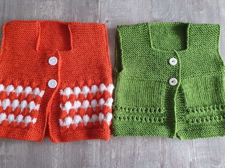 Strickanleitungen für 2 verschiedene Babywesten in der Größe 56/62!