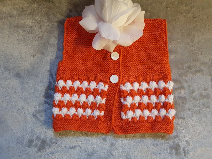 Strickanleitungen für 2 verschiedene Babywesten in der Größe 56/62!