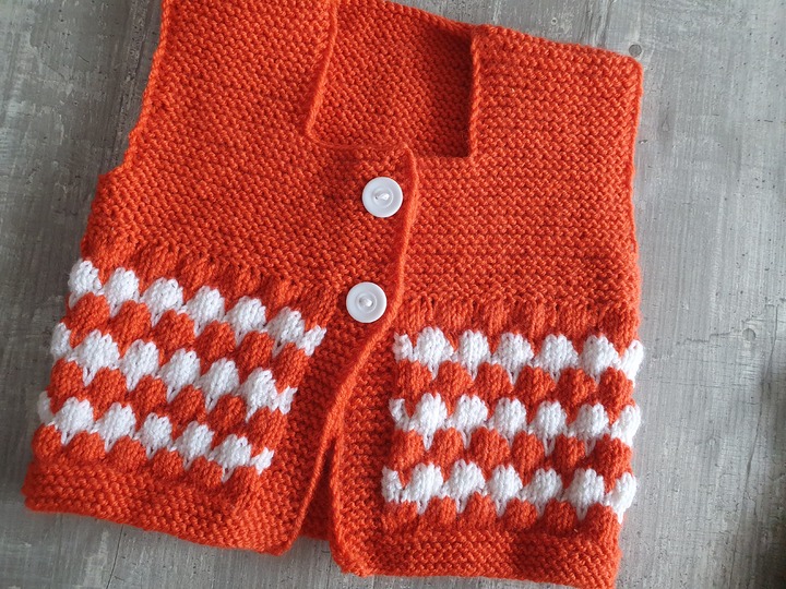 Strickanleitungen für 2 verschiedene Babywesten in der Größe 56/62!