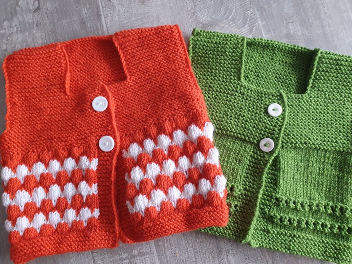 Strickanleitungen für 2 verschiedene Babywesten in der Größe 56/62!
