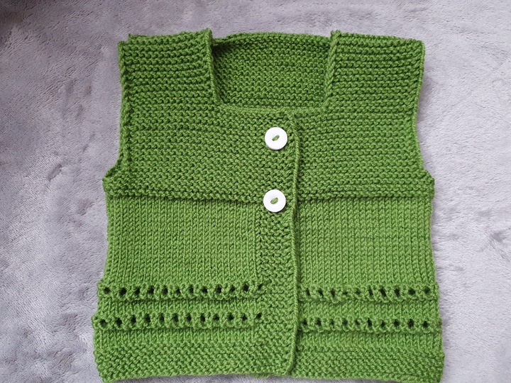 Strickanleitungen für 2 verschiedene Babywesten in der Größe 56/62!