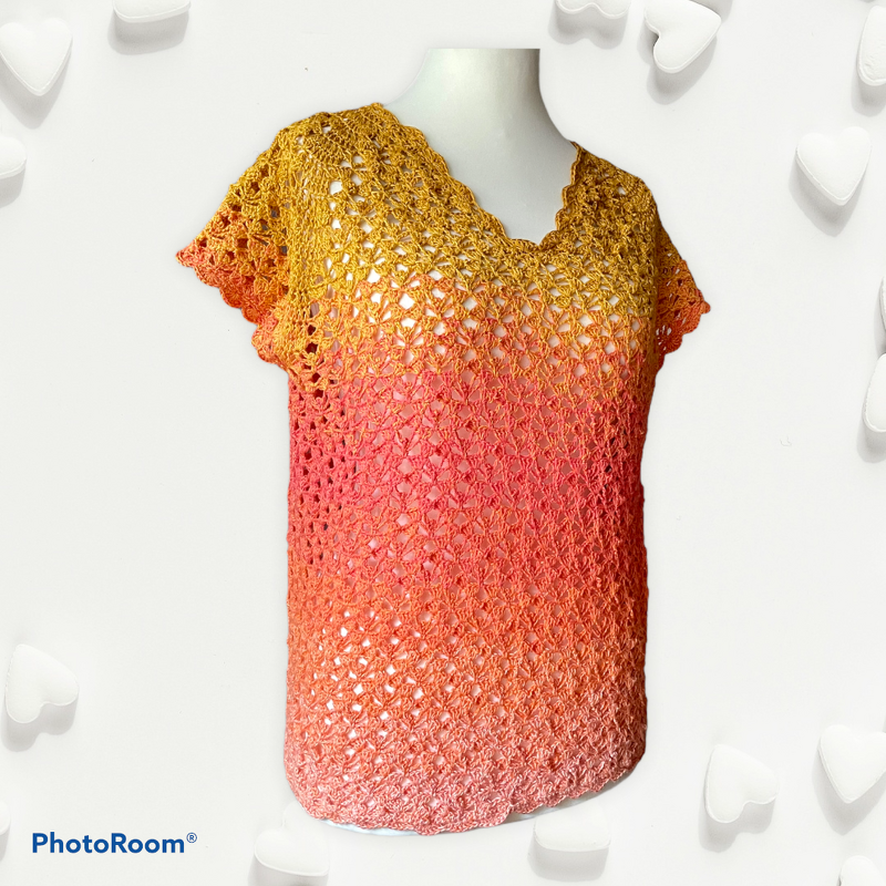 Gehäkeltes Damen-Shirt in Ombre-Farben (Gelb–Orange–Rosa) mit V-Ausschnitt und kurzen Ärmeln auf Schaufensterpuppe.