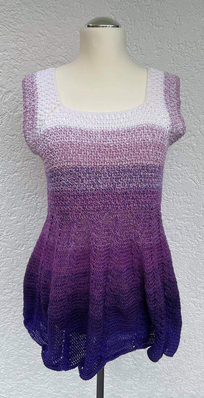 Gehäkeltes ärmelloses Damenkleid mit quadratischem Ausschnitt und lila-weißem Farbverlauf auf Büste