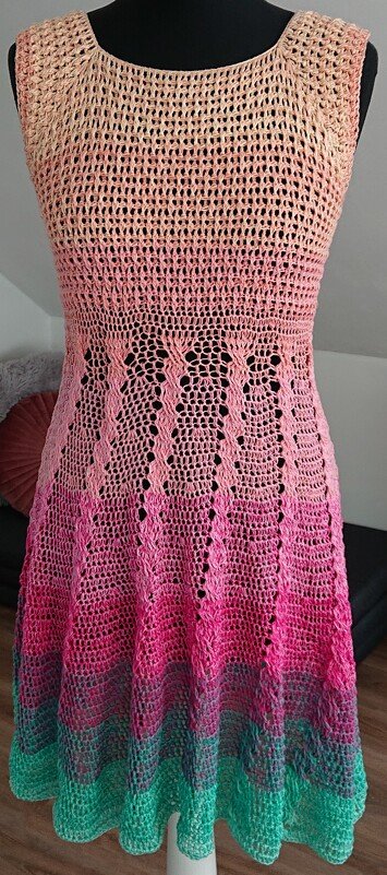 Gehäkeltes ärmelloses Damenkleid mit Ombre-Farbverlauf auf Schaufensterpuppe
