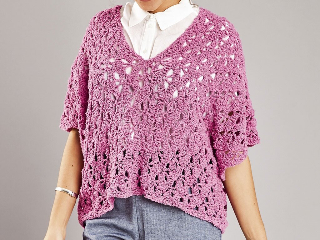 Roséfarbenes Häkeltop mit offenem Lochmuster über weißer Bluse, lockere Passform