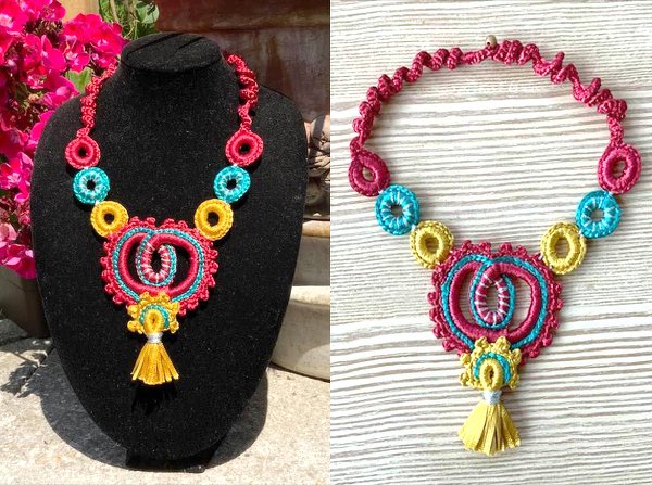 Bunte gehäkelte Halskette mit Kreisen und gelber Quaste auf schwarzer Büste und auf Holzuntergrund