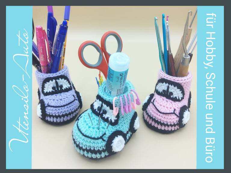 Nahaufnahme von drei gehäkelten Auto-Utensilos mit verschiedenen Werkzeugen und Schreibutensilien