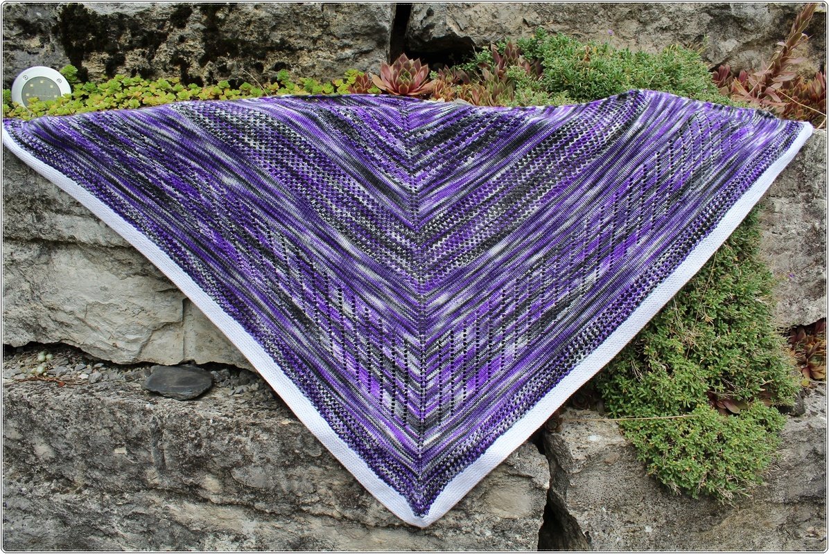 Gestricktes Dreieckstuch in Violett-, Grau- und Schwarztönen mit Lochreihen und weißer Kante