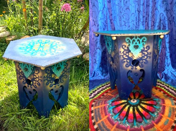 Sechseckiger blauer Holztisch mit Schablonenmustern, präsentiert im Garten und auf einem bunten Teppich.