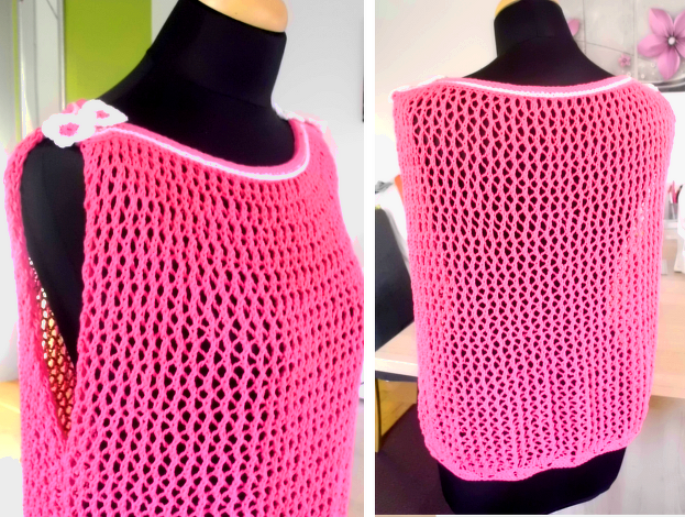 Mannequin mit rosa gestricktem Netztop, weiße Blütenapplikation an der Schulter, Vorder- und Rückansicht